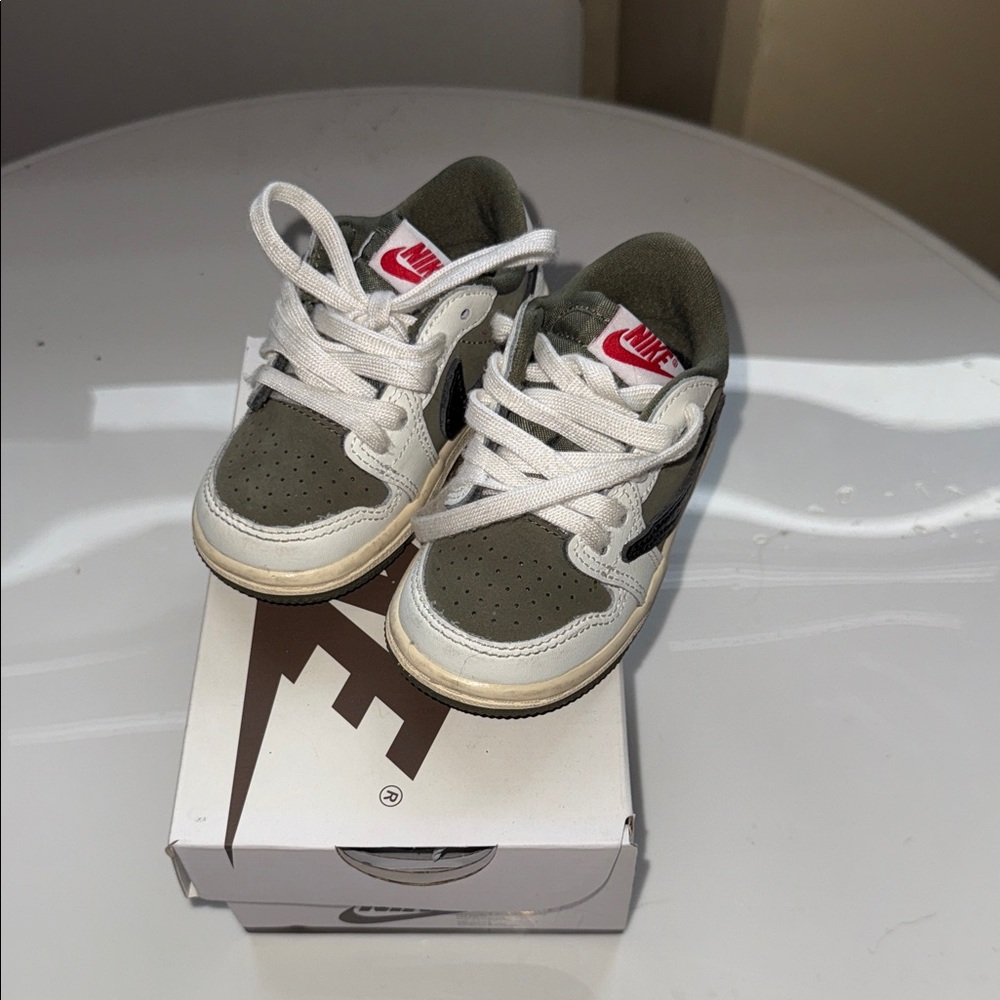 Travis Scott Medium Olive
